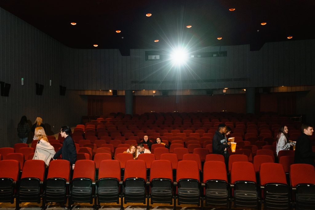 Widok na pustoszejÄ…cÄ… salÄ™ kinowÄ… po zakoÅ„czonym seansie filmowym w starym kinie