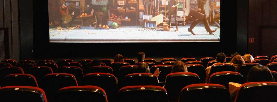Widok na salÄ™ kinowÄ… w starym kinie podczas wyÅ›wietlania seansu filmowego