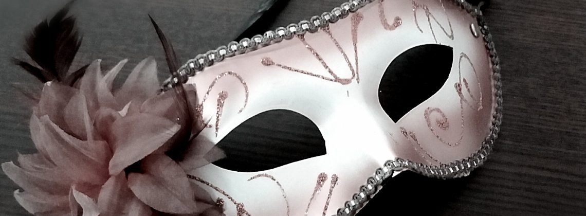 Biała maska wenecka ozdobiona kwiatem jako przykład rekwizytu używanego podczas zajęć teatralnych