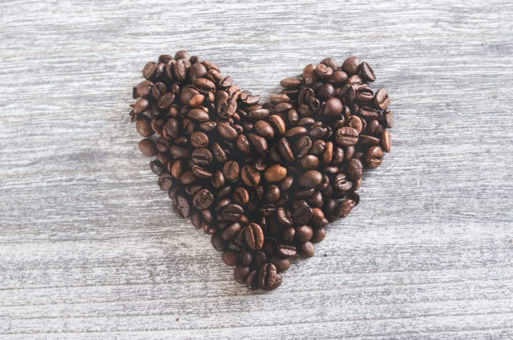 Serce ułożone z kawowych ziaren z dobrej palarni kawy w Warszawie