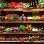 Stragan pełen owoców i warzyw jako przykład stoiska targowego na Bazarze Różyckiego