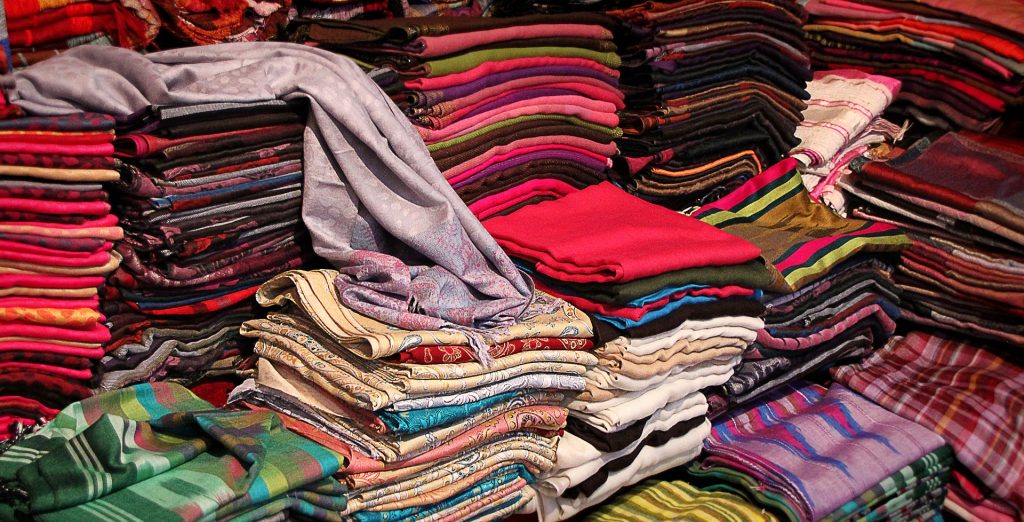 Spora ilość wielobarwnych tkanin jako przykład asortymentu Bazaru Różyckiego