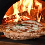 Pizza neapolitańska wyciągana prosta z pieca