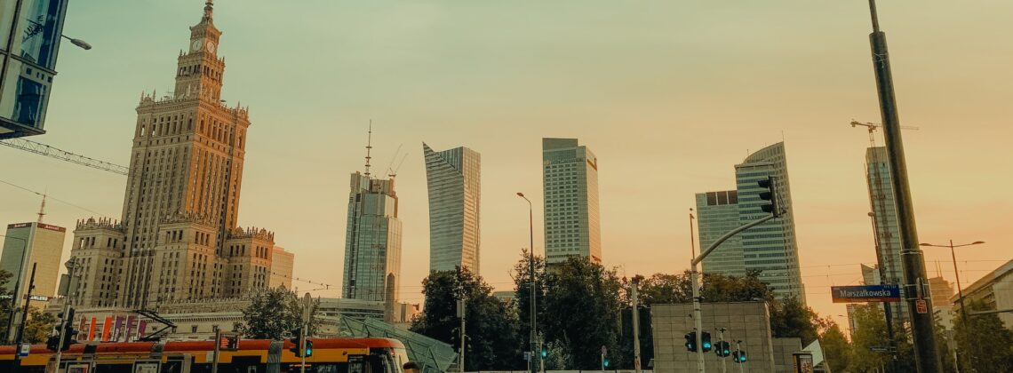 Warszawa widok na miasto i ludzi spacerujących